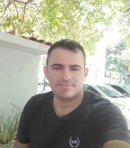 
				
					Suspeito de matar colega de trabalho em restaurante se entrega à polícia após cinco dias foragido
				
				