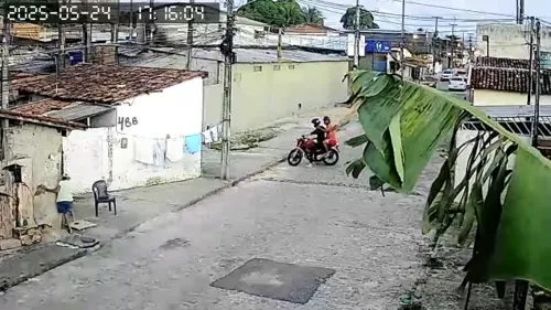
				
					Tiroteio no Rangel deixa duas vítimas de balas perdidas e PM faz operação
				
				