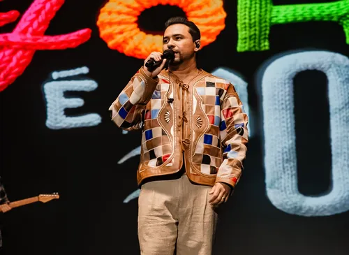 
				
					Xand veste gibão feito por artesão de Campina Grande em show no Maior São João do Mundo
				
				