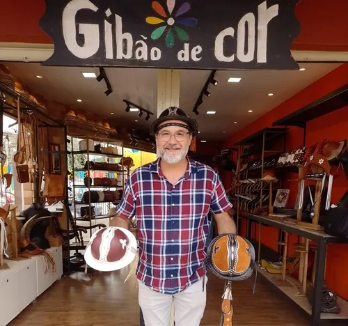 
				
					Xand veste gibão feito por artesão de Campina Grande em show no Maior São João do Mundo
				
				