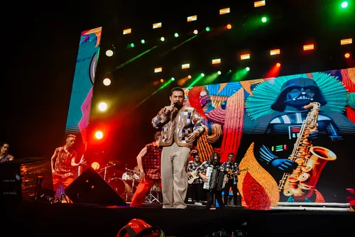 
				
					Xand veste gibão feito por artesão de Campina Grande em show no Maior São João do Mundo
				
				