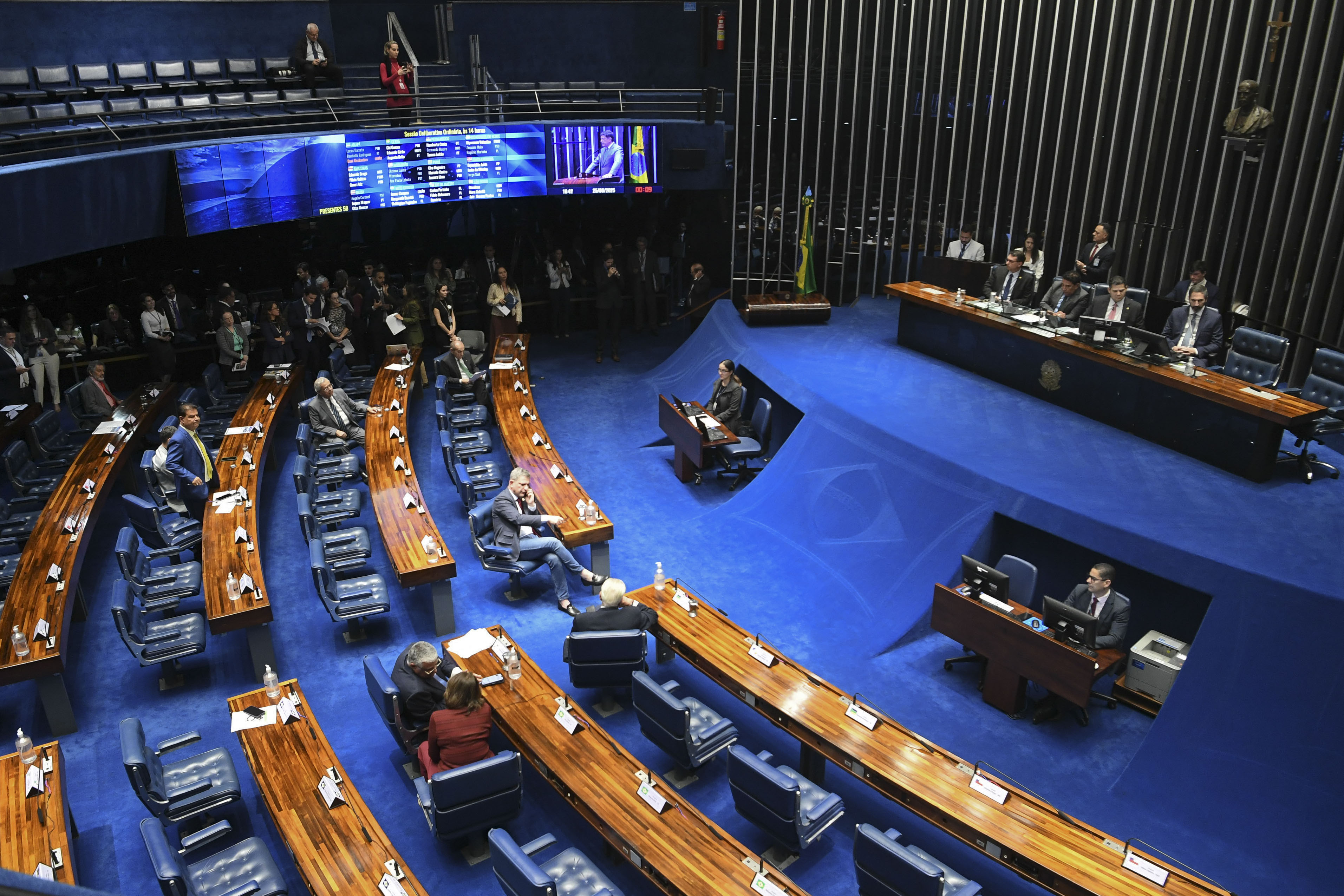 Eleições 2026: por que o eleitor vota duas vezes para senador?