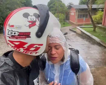 Mãe é levada por filho para 1º dia de aula na UFPB após mais de 20 anos sem estudar
