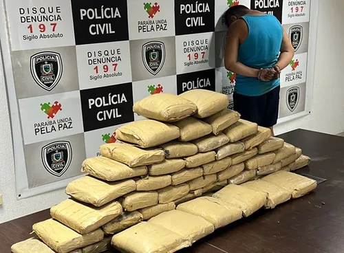 
				
					Homem é preso com 50 kg de maconha em rodovia de Bayeux
				
				