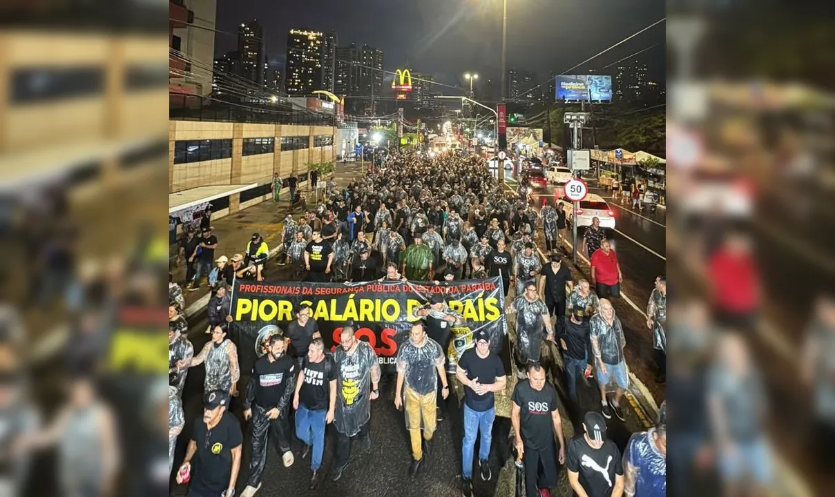 Prévias do 'carnaval do Governo' foram de protesto de policiais na Epitácio Pessoa