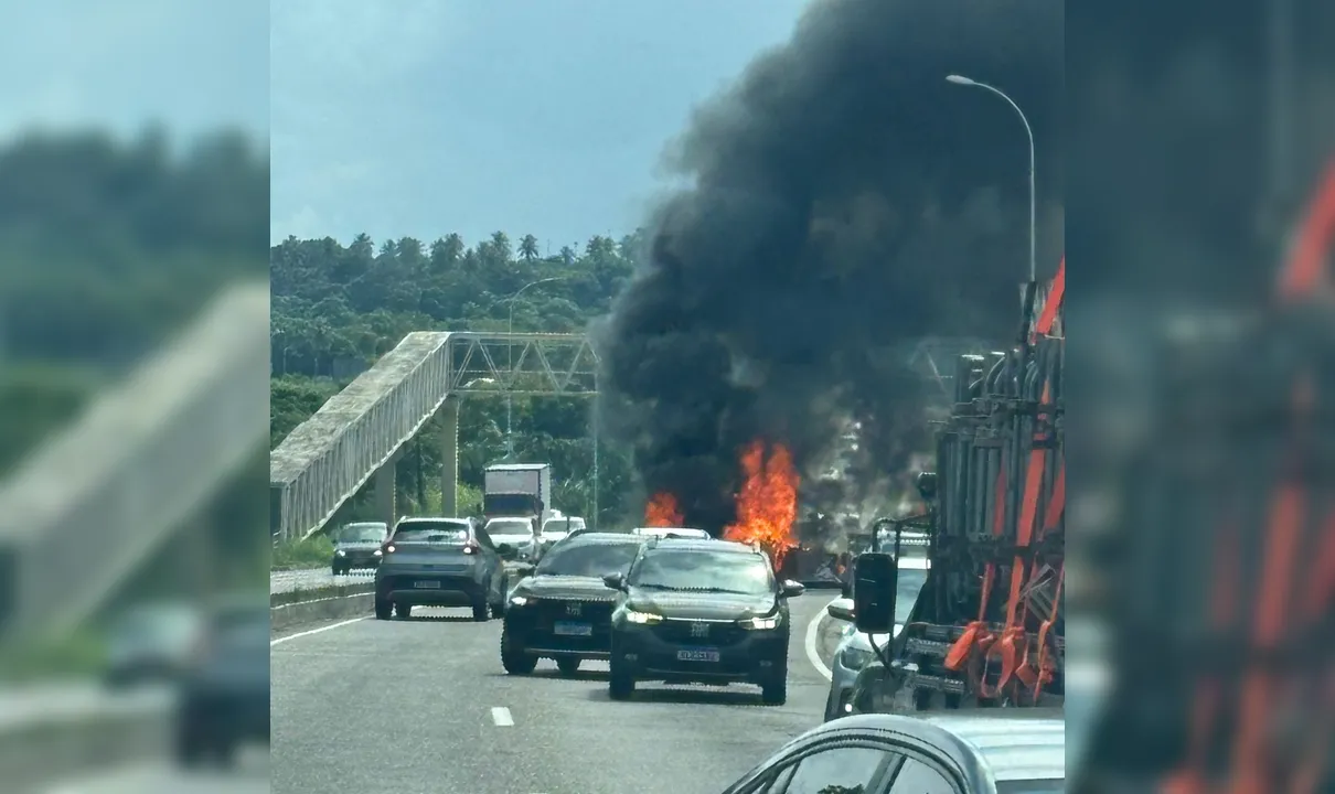 Moradores protestam e bloqueiam ruas em João Pessoa após morte de jovem em operação policial