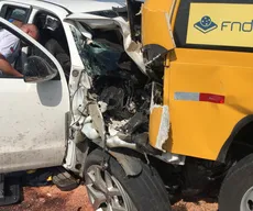 Acidente entre ônibus escolar e caminhonete deixa motorista morto e estudantes feridos no Sertão
