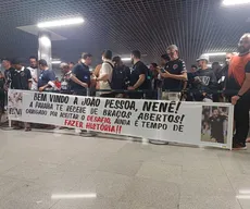 AeroBelo! Nenê desembarca em João Pessoa com invasão da torcida do Botafogo-PB no aeroporto