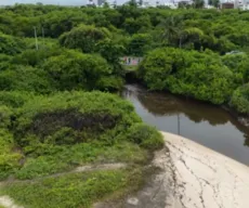 Água escura e com mau cheiro é coletada para análise após desagua em praia da Grande João Pessoa