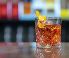 Álcool com energético: hábito entre jovens pode mascarar limites do corpo