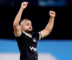 Arthur Cabral comemora gol e gravidez da esposa: "Quando a fase tá boa é gol de todo jeito"