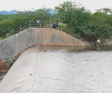 Barragem da Farinha volta a sangrar após seis anos, em Patos