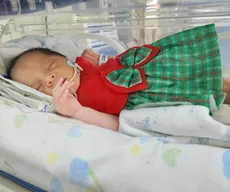 Bebês internados em UTI de hospital em João Pessoa vestem roupas de Natal e pais celebram