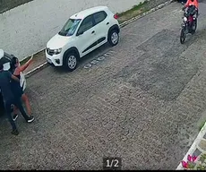 Câmera de segurança mostra suspeitos sequestrando mulher no bairro de Manaíra, em João Pessoa
