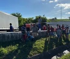 Caminhão com carga de camarão tomba e interdita BR-101, em Santa Rita