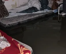 Casal de idosos acamados fica ilhado após alagamento causado pelas fortes chuvas, em João Pessoa