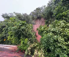 Chuva provoca deslizamento de terra na barreira de Cabo Branco, em João Pessoa