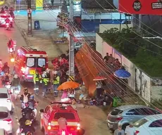 Cinco pessoas ficam feridas após colisão de motos derrubar parada de ônibus, em João Pessoa