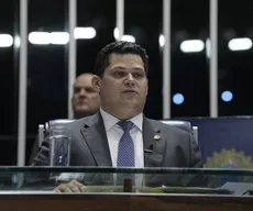 Com esvaziamento no Senado, Alcolumbre retira de pauta projeto dos cassinos e bingos