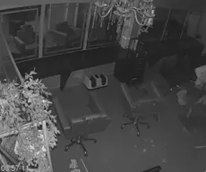 Criminosos invadem salão de beleza e roubam cabelos em João Pessoa; veja vídeo
