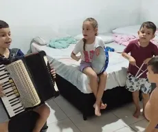 Dia das crianças: sanfoneiro mirim brinca de banda com os irmãos e se inspira no pai músico