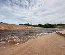 'Enxurrada' de água escura com mau cheiro é registrada desaguando em praia da Grande João Pessoa