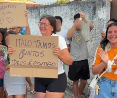 Fãs de Hytalo Santos se reúnem na frente do presídio do Róger para chegada do influenciador