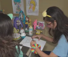 Gêmeas desenhistas ilustram paredes de escola em Campina Grande