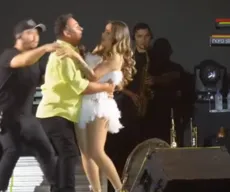 Homem invade palco, agarra e derruba Walkyria Santos durante show no Sertão da Paraíba