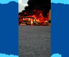 Imagens mostram incêndio que destruiu ônibus escolares e um caminhão em Queimadas; VÍDEO