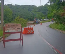Ladeira que liga Bancários ao Altiplano é interditada para obras após cratera