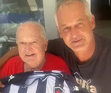 Lisca presenteia o pai com camisa do Botafogo-PB em visita a Porto Alegre: “Este ano é do Belo”