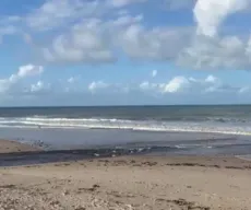 MPPB abre investigação para saber causas de manchas no mar em João Pessoa e Cabedelo