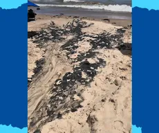 Mancha de água escura é registrada na orla de João Pessoa; operação notifica hotel e restaurante