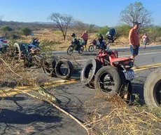 Trânsito na BR-230, em Cajazeiras, é retomado após manifestação por distruição de água
