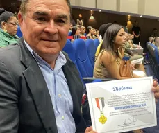 Marcos Cardoso, cinegrafista da TV Cabo Branco, recebe comenda da Polícia Militar da PB
