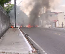 Moradores protestam após morte de jovem baleado em ação da Polícia Militar, em João Pessoa