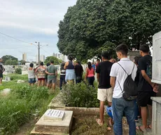 Motociclista que morreu após ser atropelado por motorista de ônibus é enterrado, em João Pessoa