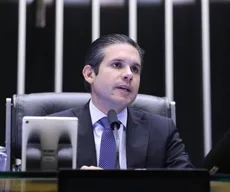 Justiça rejeita ação de Hugo Motta contra sindicalista que espalhou outdoors na Paraíba