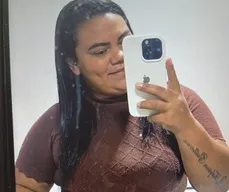 Mulher morta a facadas dentro de casa é enterrada em Fagundes; suspeito segue foragido