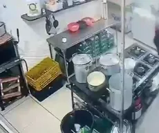 Mulher é presa após jogar água quente em colega de trabalho em bar de Mamanguape; veja vídeo