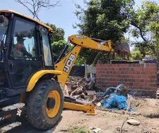 Obras de ocupação são demolidas em área de preservação ambiental, em João Pessoa
