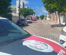 PM faz interdição em rua após suspeita de policial surtar em apartamento, em João Pessoa