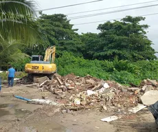 Pocilgas construídas às margens do Rio Jaguaribe são demolidas