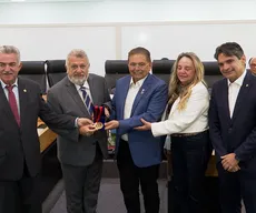 Paraibano Carlos Vieira, presidente da Caixa Econômica, recebe a mais alta comenda da ALPB