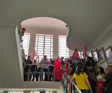 Servidores desocupam gabinete do prefeito após pagamento de salários atrasados em Campina Grande