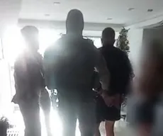 Suspeitos de tráfico de drogas são presos em condomínio de luxo em João Pessoa