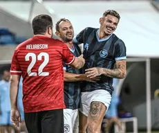 Tiquinho Soares reúne amigos em jogo festivo na Arena das Dunas