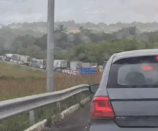 Acidente entre duas carretas causa congestionamento na BR-101, em Caaporã