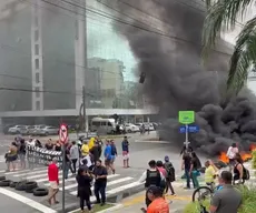 Ambulantes protestam em João Pessoa após serem retirados da orla